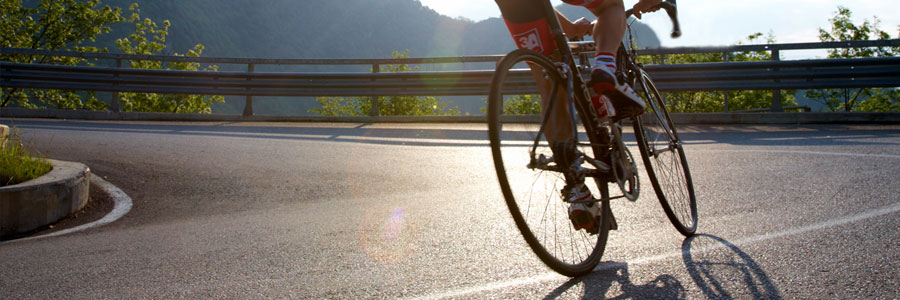 cade in bicicletta si alza e accoltella