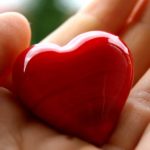 cuore rosso in mano